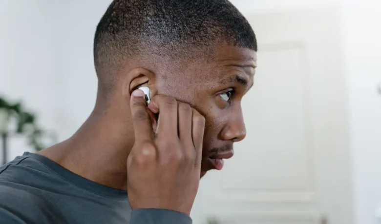 MI_2026_09_BLOG-1 The noise-cancelling paradox: do these headphones protect hearing or put it at risk?